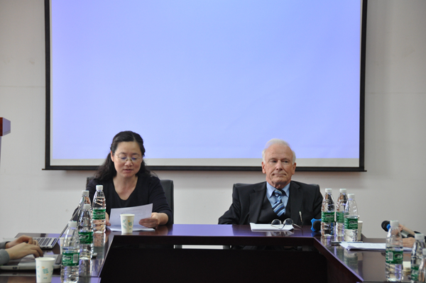 1.吴英姿教授主持报告.JPG